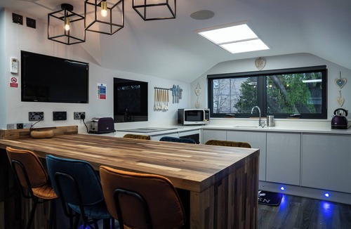 Ossett Apartment | Annex, 2 Bed, Sleeps 4, Parking