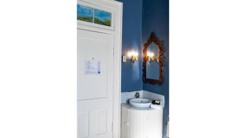 Cimarron Hotel | Annie Oakley - Historic Hotel Room