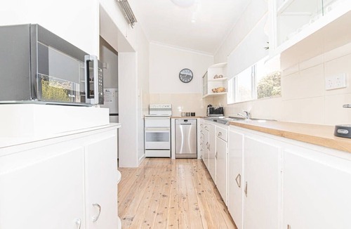 Bletchington House | Anson Cottage - 1900 CBD Home, Private & Practical
