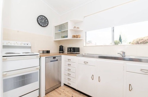 Bletchington House | Anson Cottage - 1900 CBD Home, Private & Practical