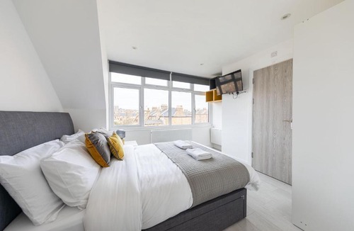 St. George's Apartment | Anson Hotel Modern And Spacious Loft Suite