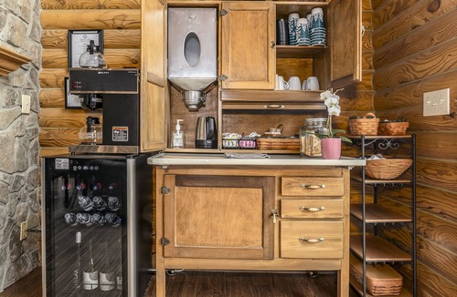 Roanoke Bed & Breakfast | Anstead Suite - Mountain VIew