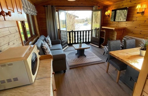 Irstead Boat Rental | Ant River Lodge Houseboat