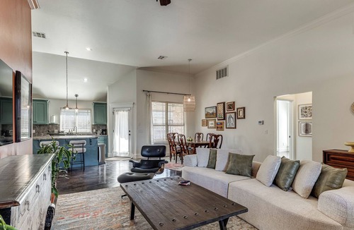 Central Oklahoma City House | Antique and Modern Charming 3-bedroom home, 7 mins to Paycom & Convention Center