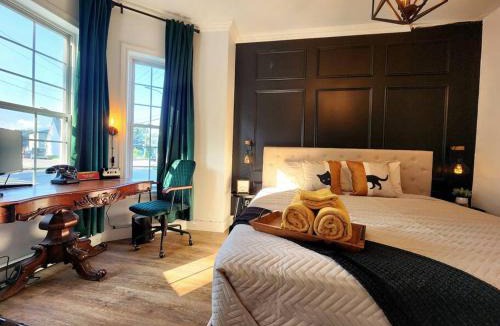Quartier 5-4 Apartment | Antique CAT - 2 King Bed & Hot Tub - Free Parking