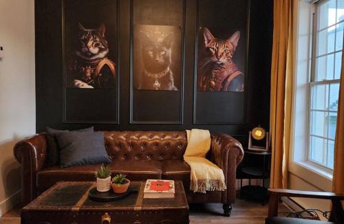 Quartier 5-4 Apartment | Antique CAT - 2 King Bed & Hot Tub - Free Parking
