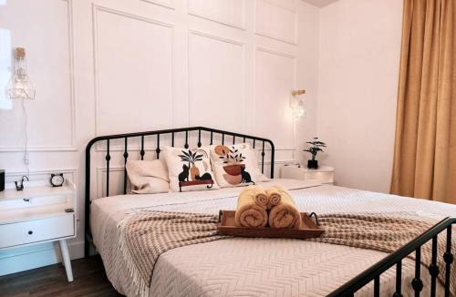 Quartier 5-4 Apartment | Antique CAT - 2 King Bed & Hot Tub - Free Parking