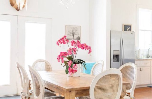 Burton House | Antique-lover`s dream home | 10 min. to Round Top