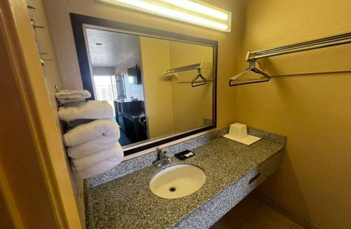 Falfurrias Hotel | Antler's Inn Motel
