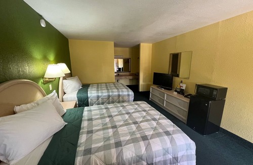 Cuero Hotel | Antler's Inn
