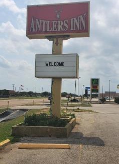 Cuero Hotel | Antlers Inn