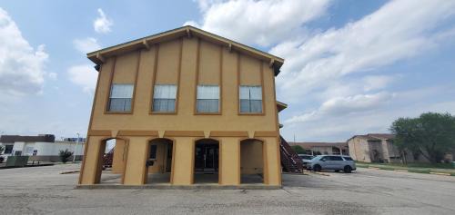 Cuero Hotel | Antlers Inn