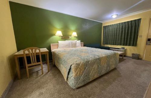 Cuero Hotel | Antlers Inn