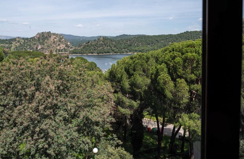 San Martin de Valdeiglesias Apartment | Apartment with amazing views to San Juan Lake