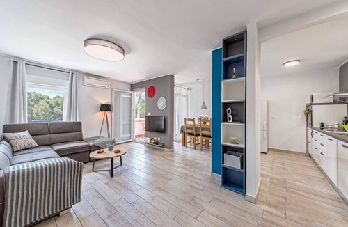 Veruda Apartment | Ap. RUBIX - top location, 5min walk to beach