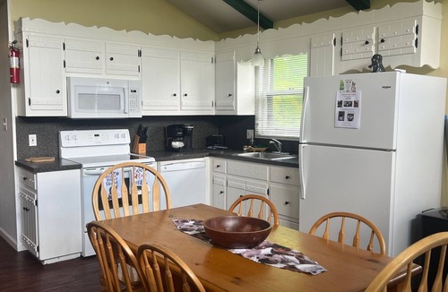 Saylorsburg Ski Chalet | APACHE - Dog Friendly FENCED YARD Chalet