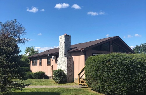 Saylorsburg Ski Chalet | APACHE - Dog Friendly FENCED YARD Chalet