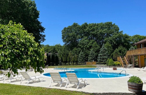 Saylorsburg Ski Chalet | APACHE - Dog Friendly FENCED YARD Chalet