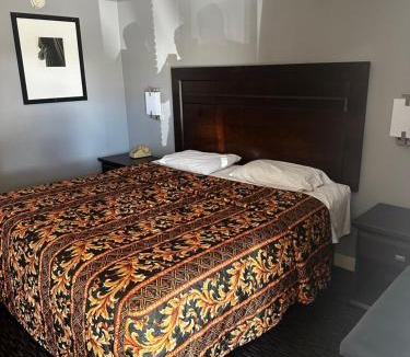 Budlong Woods Hotel | Apache Motel