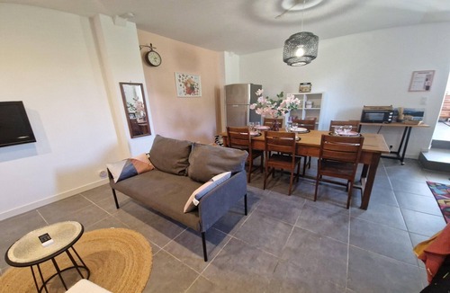 Saint-Hilaire-de-Brethmas Apartment | Apartment with swimming pool, wifi