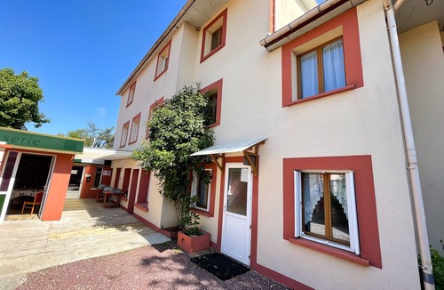 Saint-Martin-en-Campagne Apartment | Apartment-Ensuite with Shower-Courtyard view