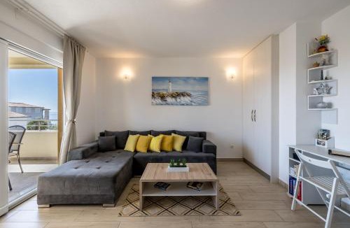Okrug Gornji Apartment | Apart sa Terasom 250m od Plaže,Parking,Wi Fi,Roštilj