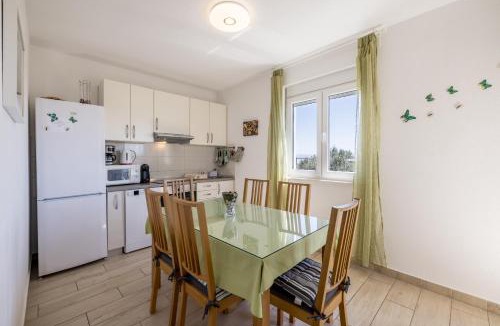Okrug Gornji Apartment | Apart sa Terasom 250m od Plaže,Parking,Wi Fi,Roštilj