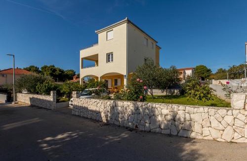 Okrug Gornji Apartment | Apart sa Terasom 250m od Plaže,Parking,Wi Fi,Roštilj