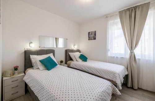 Okrug Gornji Apartment | Apart sa Terasom 250m od Plaže,Parking,Wi Fi,Roštilj