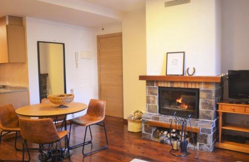Esterri D'Aneu Apartment | Apartament acollidor amb una gran llar de foc by RURAL D'ÀNEU