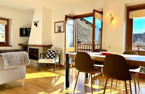 Esterri D'Aneu Apartment | Apartament amb llar de foc i balcó amb vistes de la vall by RURAL D'ÀNEU