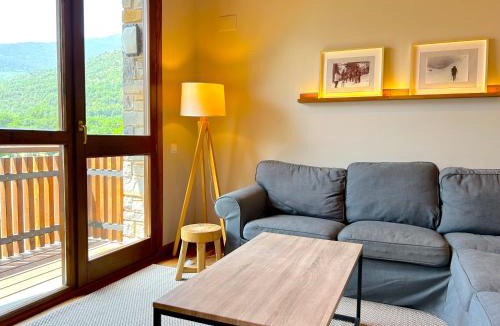 Esterri D'Aneu Apartment | Apartament rústic amb encant i balcó by RURAL D'ÀNEU