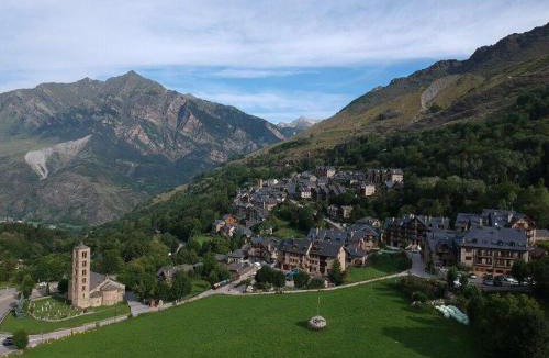 Taull Apartment | Apartamento con gran terraza y vistas panorámicas en Taüll, con plaza de parking