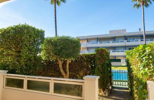 Tamarit Apartment | Apartamento con jardín privado, gran terraza y dos piscinas, en Playa de LaMora, Tarragona, familiar y tranquilo, reserva natural Bosque de la Marquesa con playas naturales, cerca de Altafulla, con parking, Wifi, Netflix