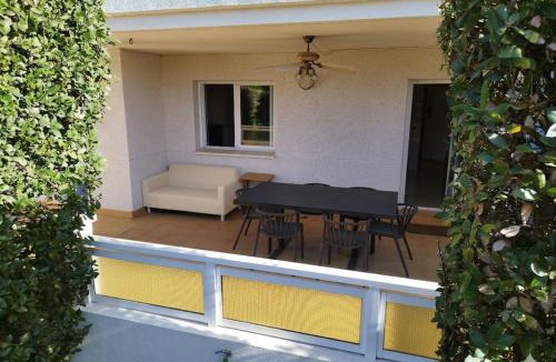 Tamarit Apartment | Apartamento con jardín privado, gran terraza y dos piscinas, en Playa de LaMora, Tarragona, familiar y tranquilo, reserva natural Bosque de la Marquesa con playas naturales, cerca de Altafulla, con parking, Wifi, Netflix