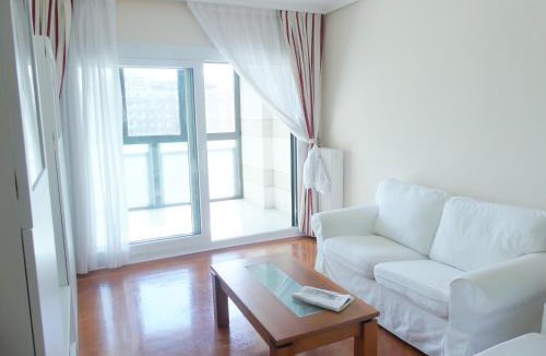 Mendebaldea Apartment | Apartamento luminoso, funcional y amplio en zona hospitalaria
