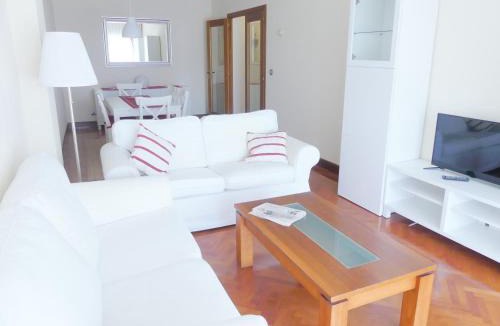 Mendebaldea Apartment | Apartamento luminoso, funcional y amplio en zona hospitalaria