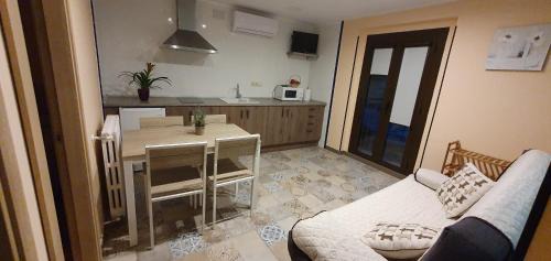 Horta de Sant Joan House | Apartamentos La Venta del Rome