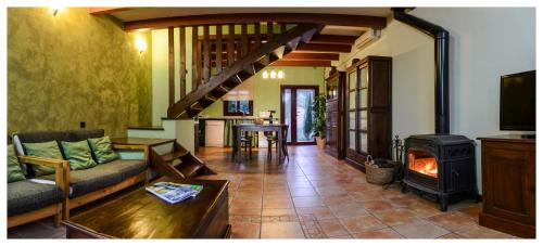 Llavia House | Apartamentos Rurales Els Masos d'en Coll
