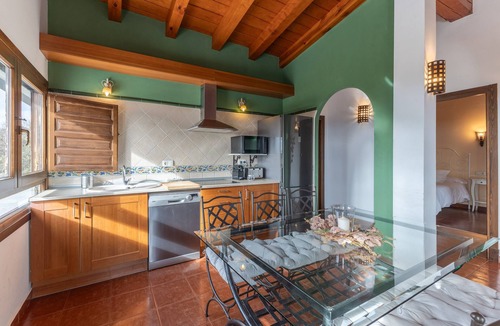 Fresnedillas de la Oliva House | Apartment 'Casa Alta' with Shared Pool, Private Terrace and Wi-Fi