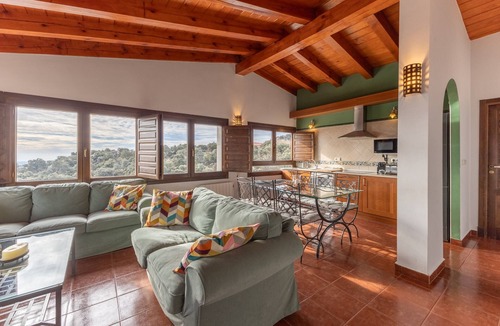Fresnedillas de la Oliva House | Apartment 'Casa Alta' with Shared Pool, Private Terrace and Wi-Fi