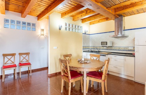 Fresnedillas de la Oliva Apartment | Apartment 'Casa Baja' with Shared Pool, Private Terrace and Wi-Fi