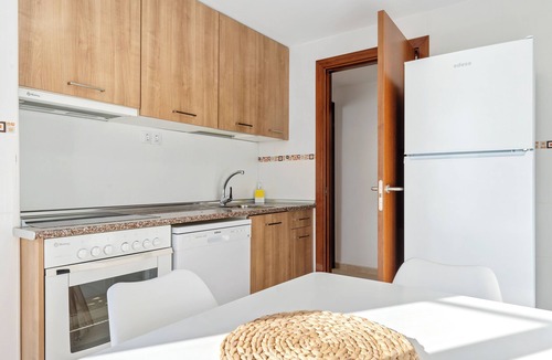 Sant Carles de la Rapita Apartment | Apartment 'Els Pilanets' with Wi-Fi and Air Conditioning