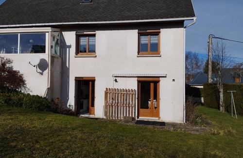 Besse-en-Chandesse Apartment | Apartment in villa
