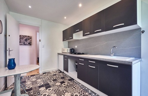 Saint-Geoire-en-Valdaine Apartment | Apartment 'Gîte Du Château St Geoire Véronique' with Shared Garden