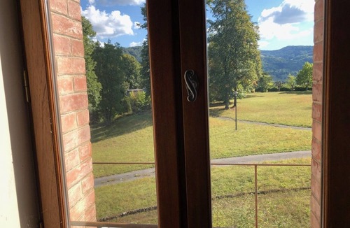 Saint-Geoire-en-Valdaine Apartment | Apartment in the park of Château de Saint-Geoire