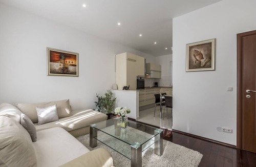 Split Apartment | Apartman Varos in the center with private parking