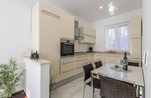 Split Apartment | Apartman Varos in the center with private parking