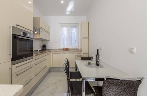 Split Apartment | Apartman Varos in the center with private parking