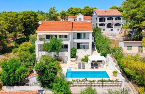 Cove Makarac (Milna) Apartment | APARTMANI MARIS